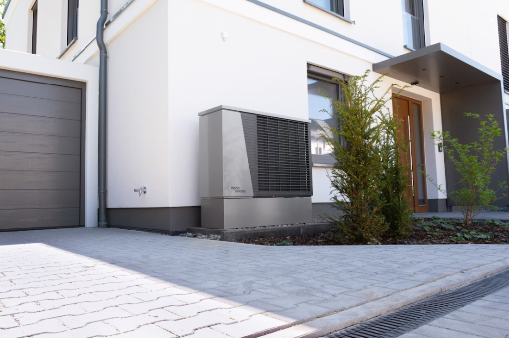 Unidad exterior de aerotermia instalada en vivienda unifamiliar para el cálculo de eficiencia energética.